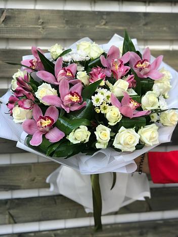 Букет цветов из: Розы и Хризантемы в Беляниново