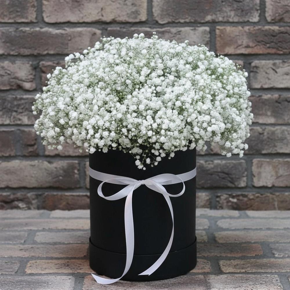 Цветочная композиция из Гипсофила в шляпной коробке в Беляниново