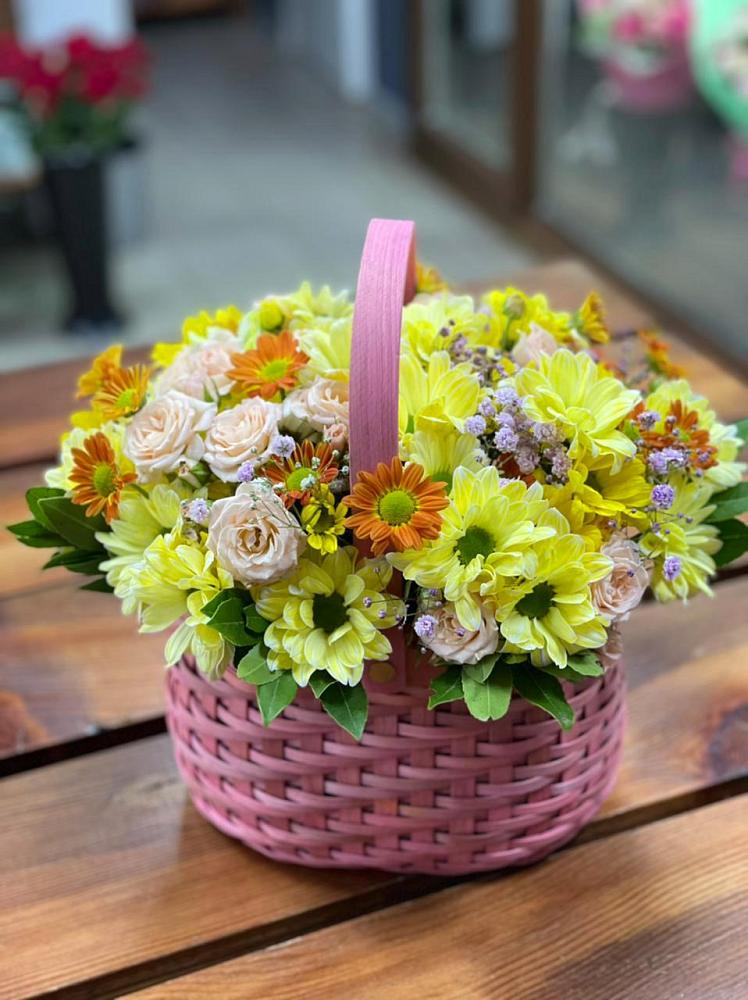 Цветочная композиция из Хризантемы и Розы в корзине в Беляниново