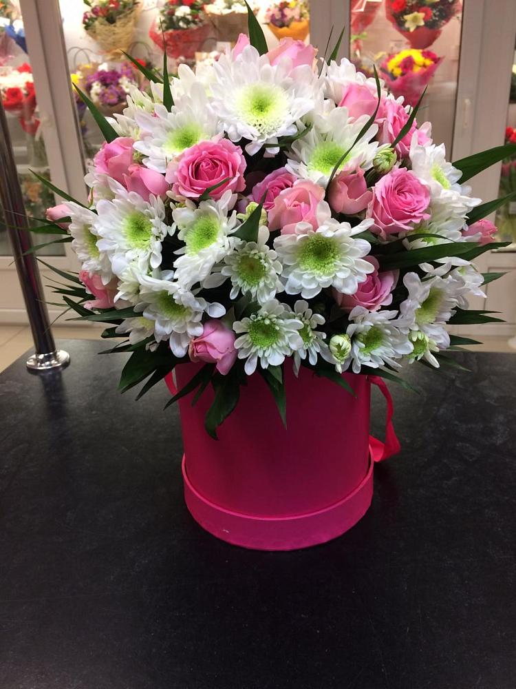 Цветочная композиция из Розы и Хризантемы в шляпной коробке в Беляниново