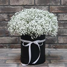 Цветочная композиция из Гипсофила в шляпной коробке в Беляниново