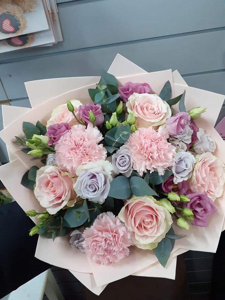 Букет цветов из: Розы, Гвоздики и Лизиантусы в Беляниново